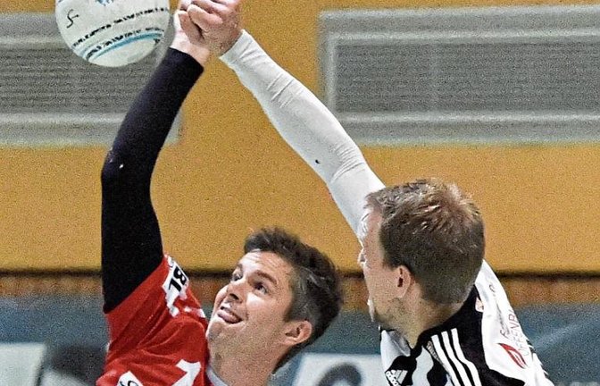 Haben sich an der Leine ein spannendes Duell geliefert: TVV-Hauptangreifer Kolja Meyer (links) und Offenburgs Stefan Konprecht Foto: Leitner