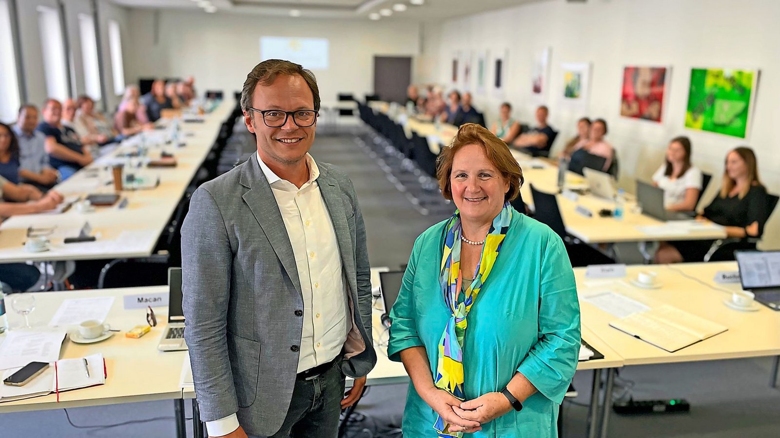 Der LEB-Vorsitzende Sebastian Kölsch mit Kultusministerin Theresa SchopperFoto: Kultusministerium/pr