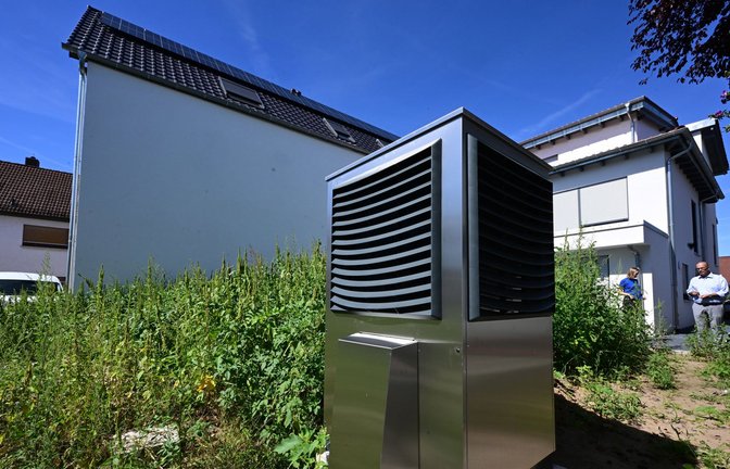 Wärmepumpe am Haus: Die vorzugsweise mit Grünstrom angetriebenen Geräte sollen eine wichtige Rolle für das Erreichen der Klimaziele  spielen.<span class='image-autor'>Foto: dpa/Bernd Weißbrod</span>
