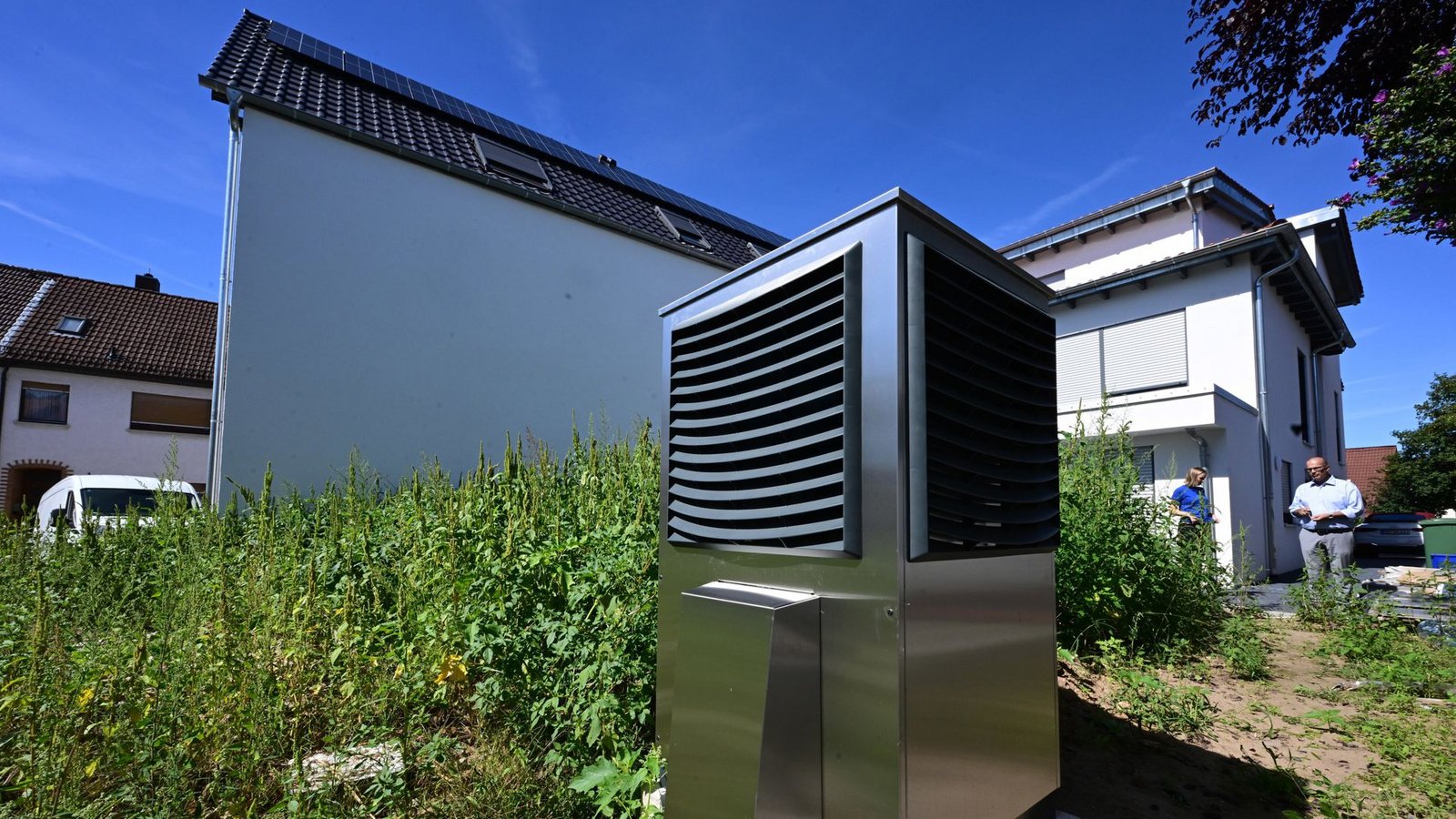 Wärmepumpe am Haus: Die vorzugsweise mit Grünstrom angetriebenen Geräte sollen eine wichtige Rolle für das Erreichen der Klimaziele  spielen.Foto: dpa/Bernd Weißbrod