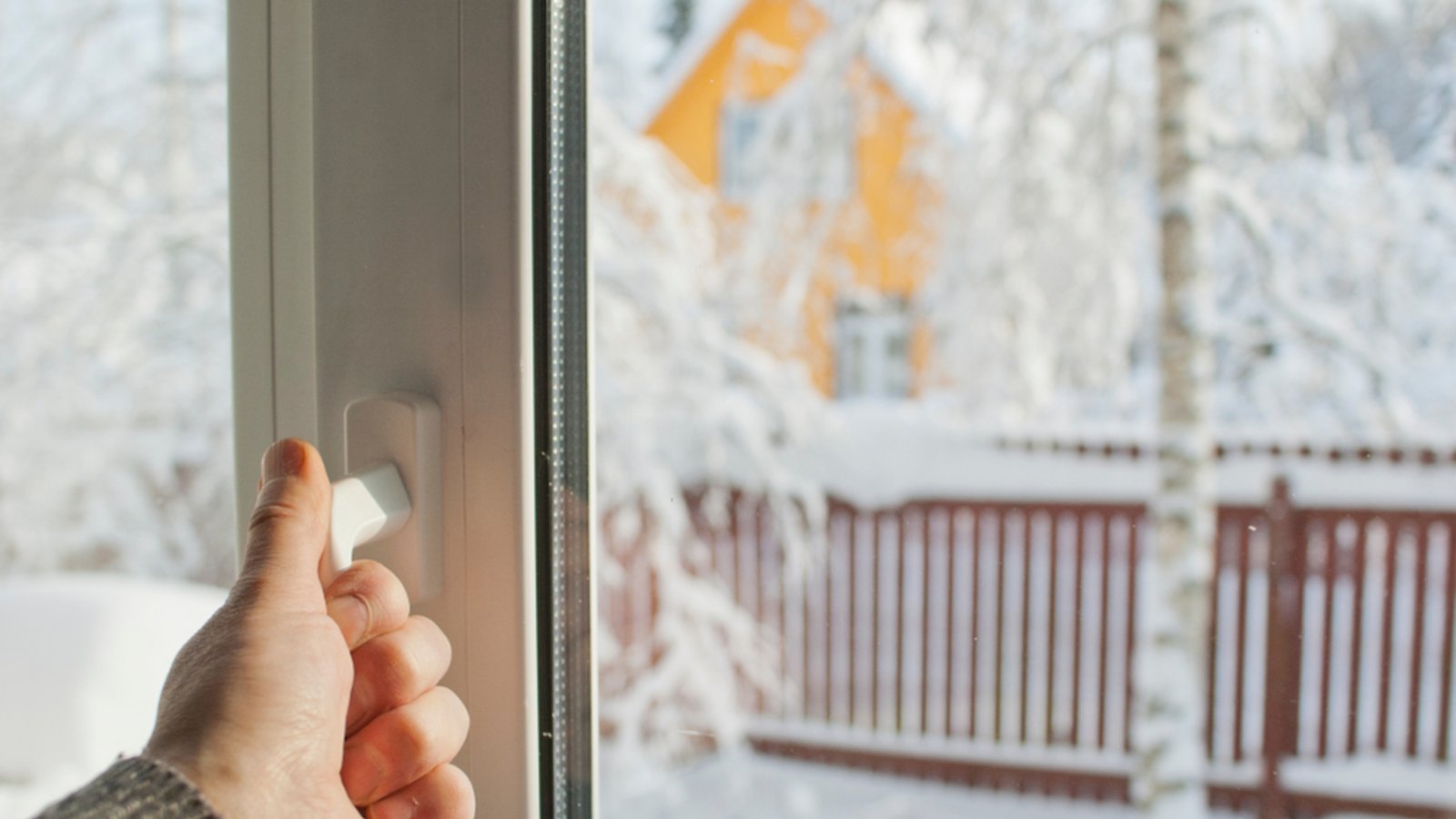 Auch bei Schnee muss gelüftet werden.Foto: victoras / shutterstock.com Auch bei Schnee muss gelüftet werden.Foto: victoras / shutterstock.com