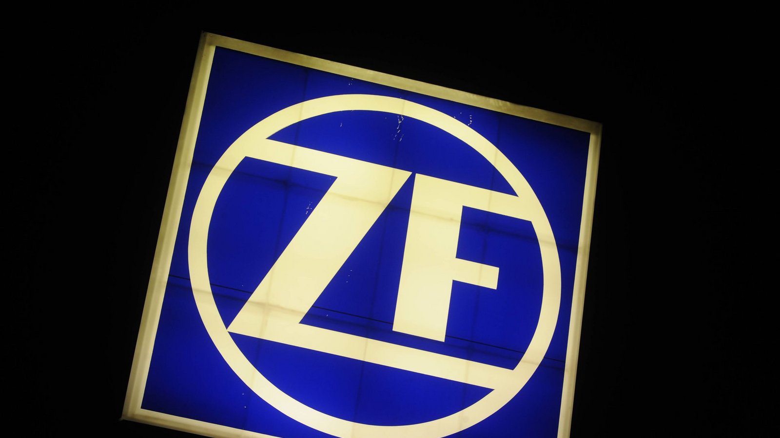 ZF tritt auf die Kostenbremse und will ein Werk schließen.Foto: imago/Becker&Bredel