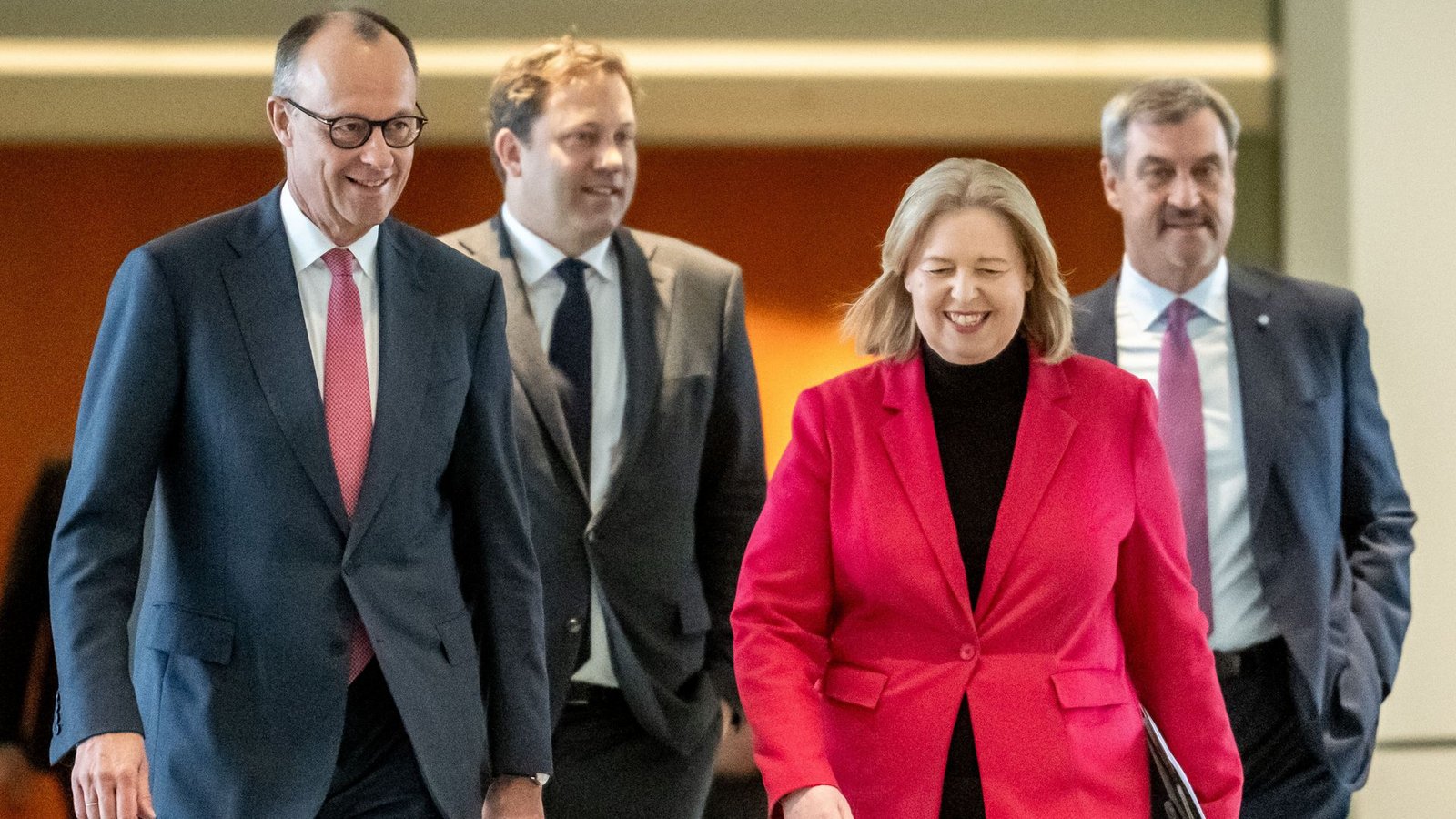 Kommen in der Wirtschaft mit ihrem Prämien-Vorschlag nicht gut an: Kanzler Friedrich Merz (CDU) Finanzminister Lars Klingbeil (SPD), Arbeitsministerin Bärbel Bas (SPD) und CSU-Chef Markus Söder (von links).Foto: Michael Kappeler/dpa