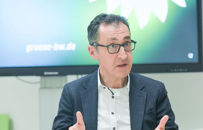 Spitzenkandidat Cem Özdemir beim Interview in der Grünen-Landesgeschäftsstelle: „Mit rückwärts gewandten Debatten und Nostalgie sichern wir nicht den Wirtschaftsstandort.“<span class='image-autor'>Foto: LICHTGUT/Max Kovalenko</span>