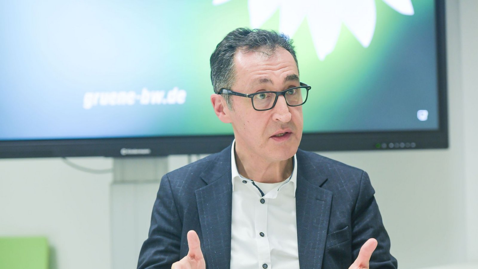 Spitzenkandidat Cem Özdemir beim Interview in der Grünen-Landesgeschäftsstelle: „Mit rückwärts gewandten Debatten und Nostalgie sichern wir nicht den Wirtschaftsstandort.“Foto: LICHTGUT/Max Kovalenko Spitzenkandidat Cem Özdemir beim Interview in der Grünen-Landesgeschäftsstelle: „Mit rückwärts gewandten Debatten und Nostalgie sichern wir nicht den Wirtschaftsstandort.“Foto: LICHTGUT/Max Kovalenko
