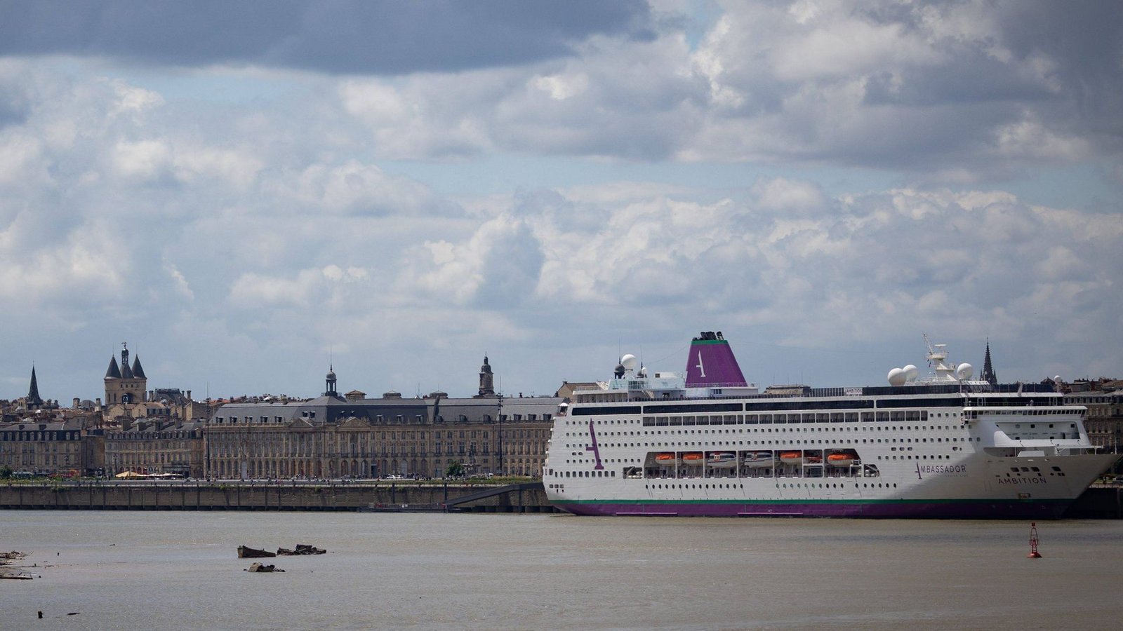 Der Mega-Cruiser „Ambition“ mit fast 1800 Menschen an Bord wurde zeitweise in Bordeaux unter Quarantäne gestellt.Foto: IMAGO/MAXPPP