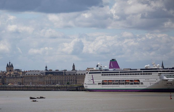 Der Mega-Cruiser „Ambition“ mit fast 1800 Menschen an Bord wurde zeitweise in Bordeaux unter Quarantäne gestellt.<span class='image-autor'>Foto: IMAGO/MAXPPP</span>