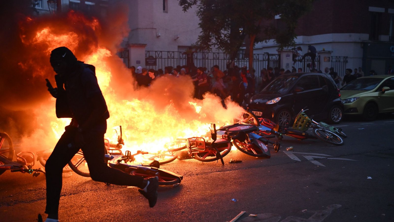 Nach dem Finale kommt es in Paris zu Ausschreitungen.Foto: Julien Mattia/Le Pictorium via ZUMA Press/dpa Nach dem Finale kommt es in Paris zu Ausschreitungen.Foto: Julien Mattia/Le Pictorium via ZUMA Press/dpa