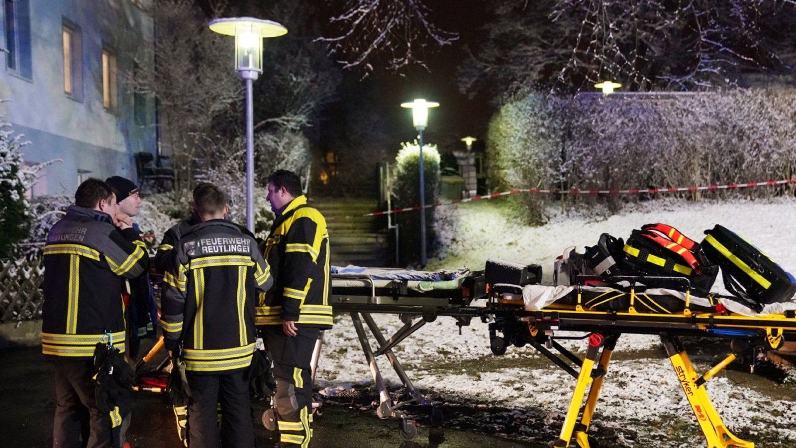 Einsatzkräfte der Feuerwehr am Ort des Geschehens vor der Pflegeeinrichtung.Foto: dpa/Kohls
