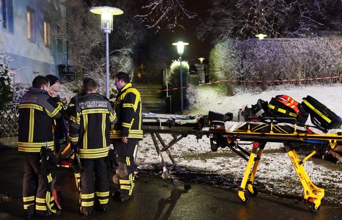 Einsatzkräfte der Feuerwehr am Ort des Geschehens vor der Pflegeeinrichtung.<span class='image-autor'>Foto: dpa/Kohls</span>