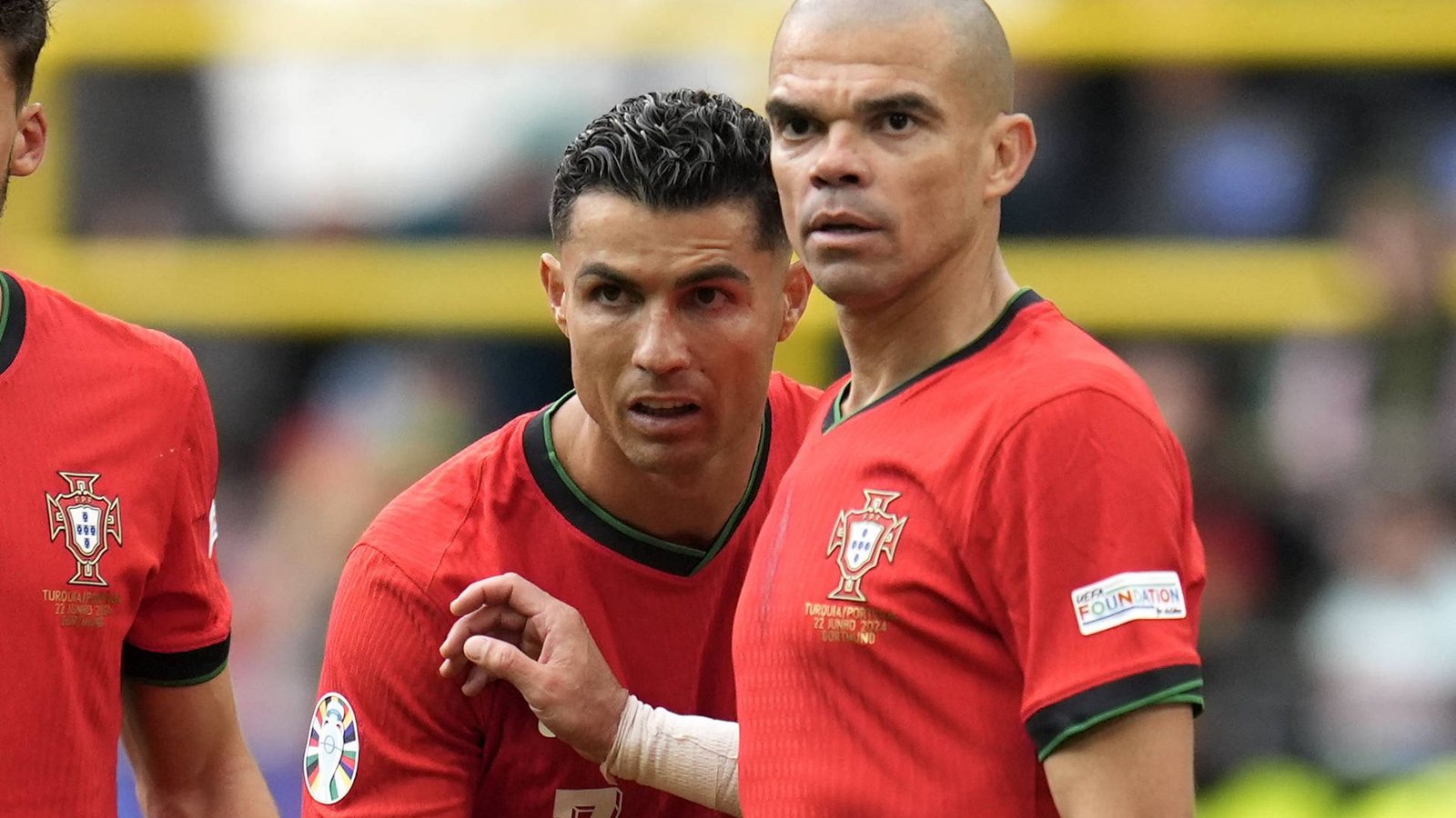 Cristiano Ronaldo (39, links) und Pepe (41) stehen mit Portugal im EM-Achtelfinale.Foto: imago/PA Images//Nick Potts