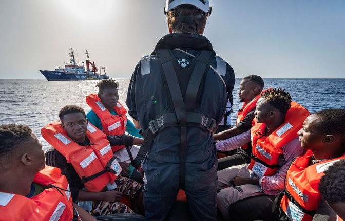 Flüchtlinge werden vor der libyschen Küste aus Seenot gerettet.<span class='image-autor'>Foto: epd/Thomas Lohnes</span>