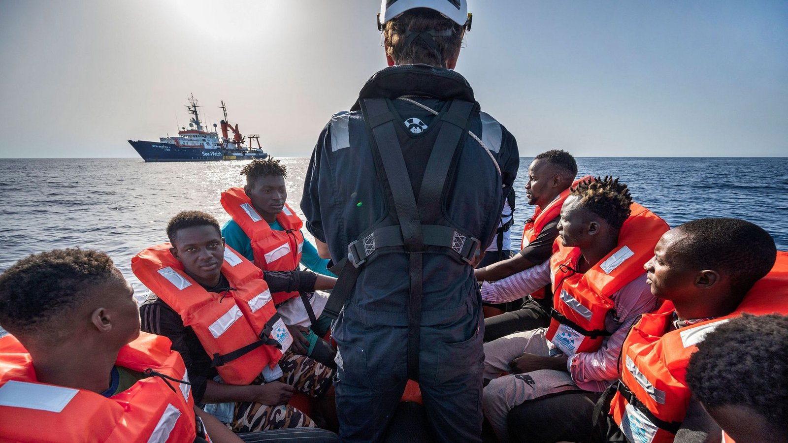 Flüchtlinge werden vor der libyschen Küste aus Seenot gerettet.Foto: epd/Thomas Lohnes Flüchtlinge werden vor der libyschen Küste aus Seenot gerettet.Foto: epd/Thomas Lohnes