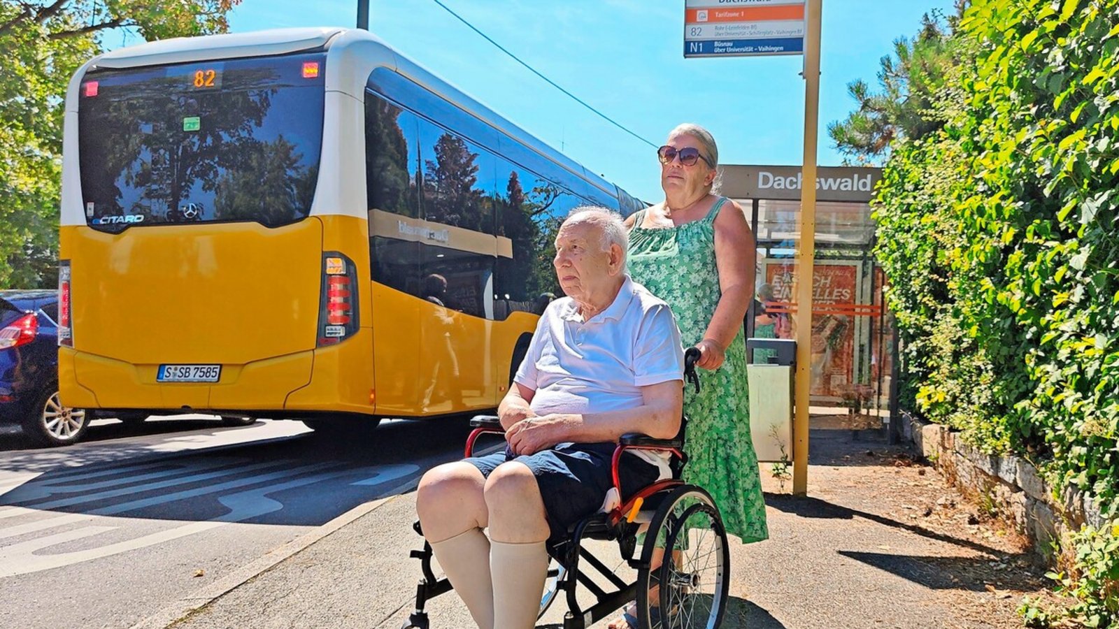 Georg Matischiok mit seiner Betreuerin Margarete an der Bushaltestelle Dachswald. Dort gibt es keinen Fahrkartenautomaten.Foto: Steegmüller