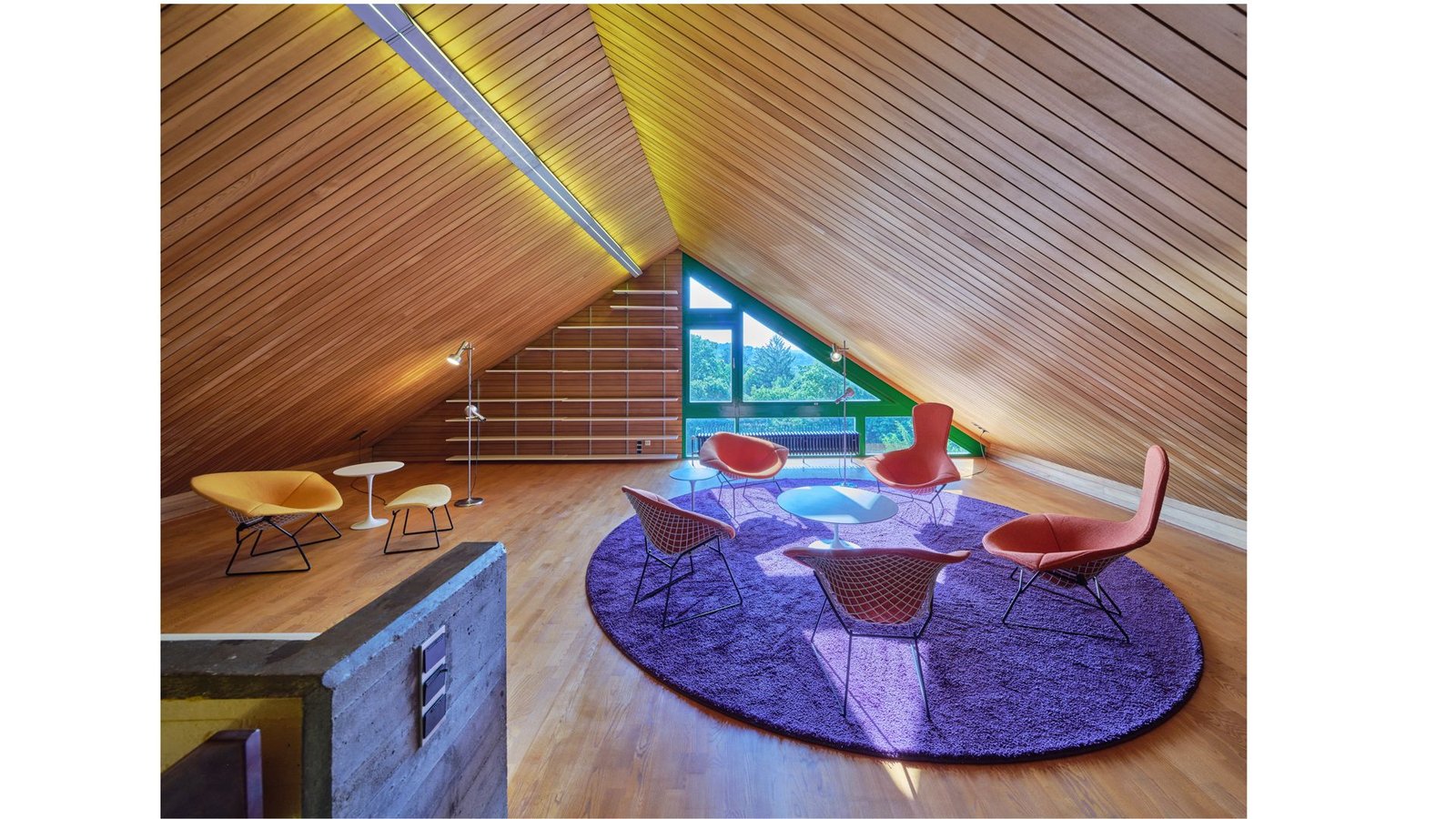 . . . die Innenräume wurden dezent modernisiert, die Möbelklassiker  der Familie blieben erhalten.Foto: Valentin Wormbs/büro für architektur