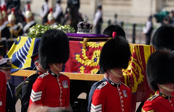 Der in die königliche Standarte gehüllte Sarg von Königin Elizabeth II. mit der kaiserlichen Staatskrone wird auf einer von Pferden gezogenen Lafette der Royal Horse Artillery vom Buckingham Palace zur Westminster Hall in London gefahren.<span class='image-autor'>Foto: Gareth Fuller/PA Wire/dpa</span>