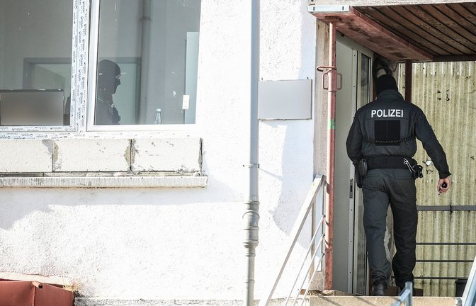 Einsatzkräfte der Polizei durchsuchen bei einer bundesweiten Razzia eine Moschee in Villingen-Schwenningen.<span class='image-autor'>Foto: dpa/Marc Eich</span>