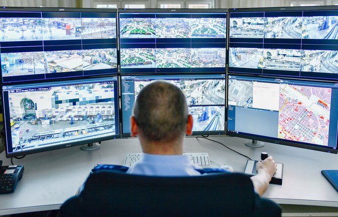 Ein Polizeibeamter in Mannheim hat Videobilder aus der Stadt im Blick. In Stuttgart soll es nicht nur stationäre Videoaugen auf dem Schlossplatz geben, sondern künftig auch eine mobile Überwachungsanlage an wechselnden Brennpunkten.<span class='image-autor'>Foto: &nbsp;</span>