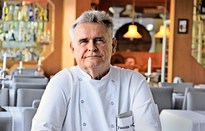Die blitzsaubere, doppelt geknöpfte  Jacke mit  eingesticktem Namenszug ist sein Markenzeichen:  Pantelija Dudic, hier in seinem Restaurant bei Konstanz, hat  seine Gastarbeiter-Geschichte aufgeschrieben.<span class='image-autor'>Foto: Uli Fricker</span>