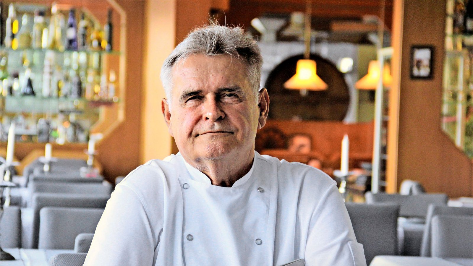 Die blitzsaubere, doppelt geknöpfte Jacke mit eingesticktem Namenszug ist sein Markenzeichen: Pantelija Dudic, hier in seinem Restaurant bei Konstanz, hat seine Gastarbeiter-Geschichte aufgeschrieben.Foto: Uli Fricker Die blitzsaubere, doppelt geknöpfte Jacke mit eingesticktem Namenszug ist sein Markenzeichen: Pantelija Dudic, hier in seinem Restaurant bei Konstanz, hat seine Gastarbeiter-Geschichte aufgeschrieben.Foto: Uli Fricker