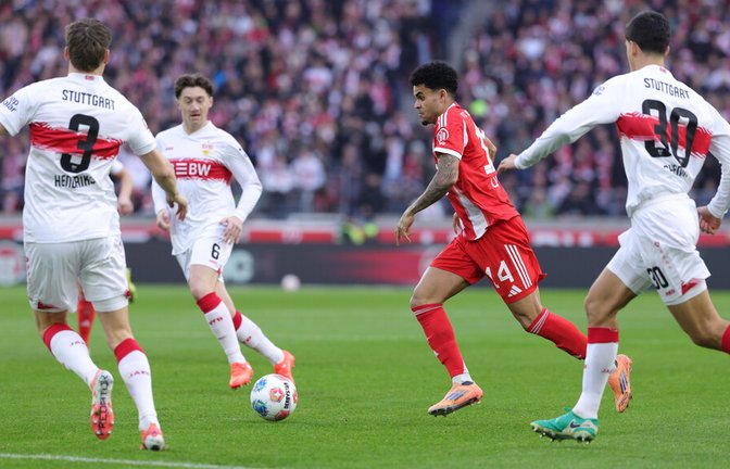 Umzingelt: Den schnelle Bayern Luis Diaz (rotes Trikot) werden die Stuttgarter Ramon Hendriks, Angelo Stiller und Chema (von links) im Finale gut bewachen müssen.<span class='image-autor'>Foto: Baumann/Volker Mueller</span>