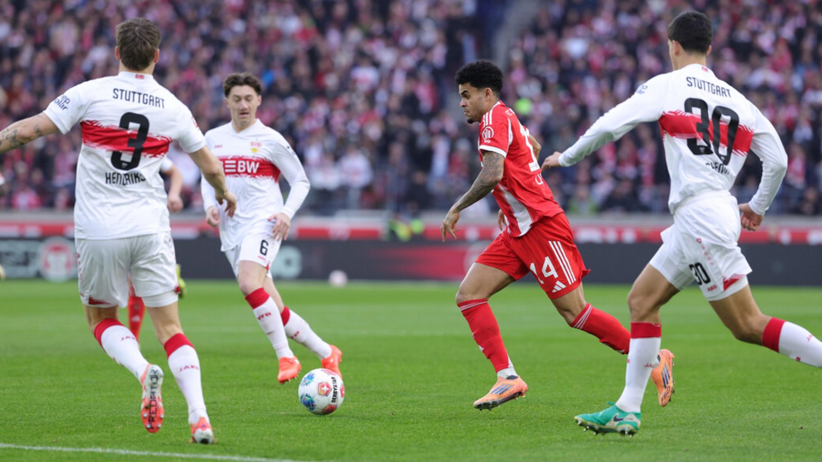 Umzingelt: Den schnelle Bayern Luis Diaz (rotes Trikot) werden die Stuttgarter Ramon Hendriks, Angelo Stiller und Chema (von links) im Finale gut bewachen müssen.Foto: Baumann/Volker Mueller Umzingelt: Den schnelle Bayern Luis Diaz (rotes Trikot) werden die Stuttgarter Ramon Hendriks, Angelo Stiller und Chema (von links) im Finale gut bewachen müssen.Foto: Baumann/Volker Mueller