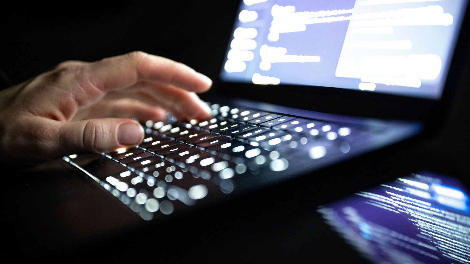 Bei DDoS-Angriffen wird eine Website oder ein Online-Dienst durch sehr viele gleichzeitige Anfragen überlastet, so dass er für normale Nutzer nicht mehr erreichbar ist. (Symbolbild)Foto: Philip Dulian/dpa