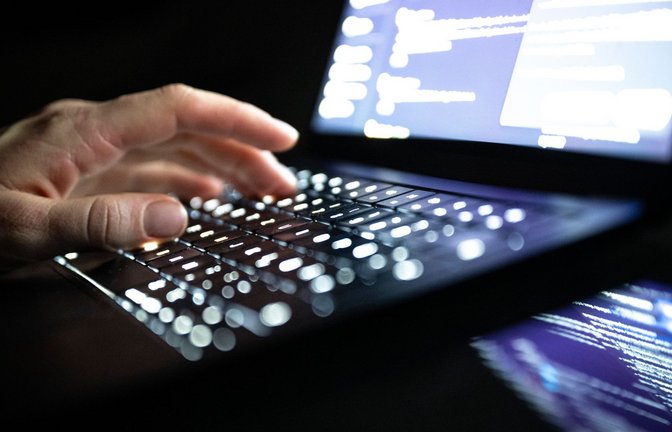 Bei DDoS-Angriffen wird eine Website oder ein Online-Dienst durch sehr viele gleichzeitige Anfragen überlastet, so dass er für normale Nutzer nicht mehr erreichbar ist. (Symbolbild)<span class='image-autor'>Foto: Philip Dulian/dpa</span>