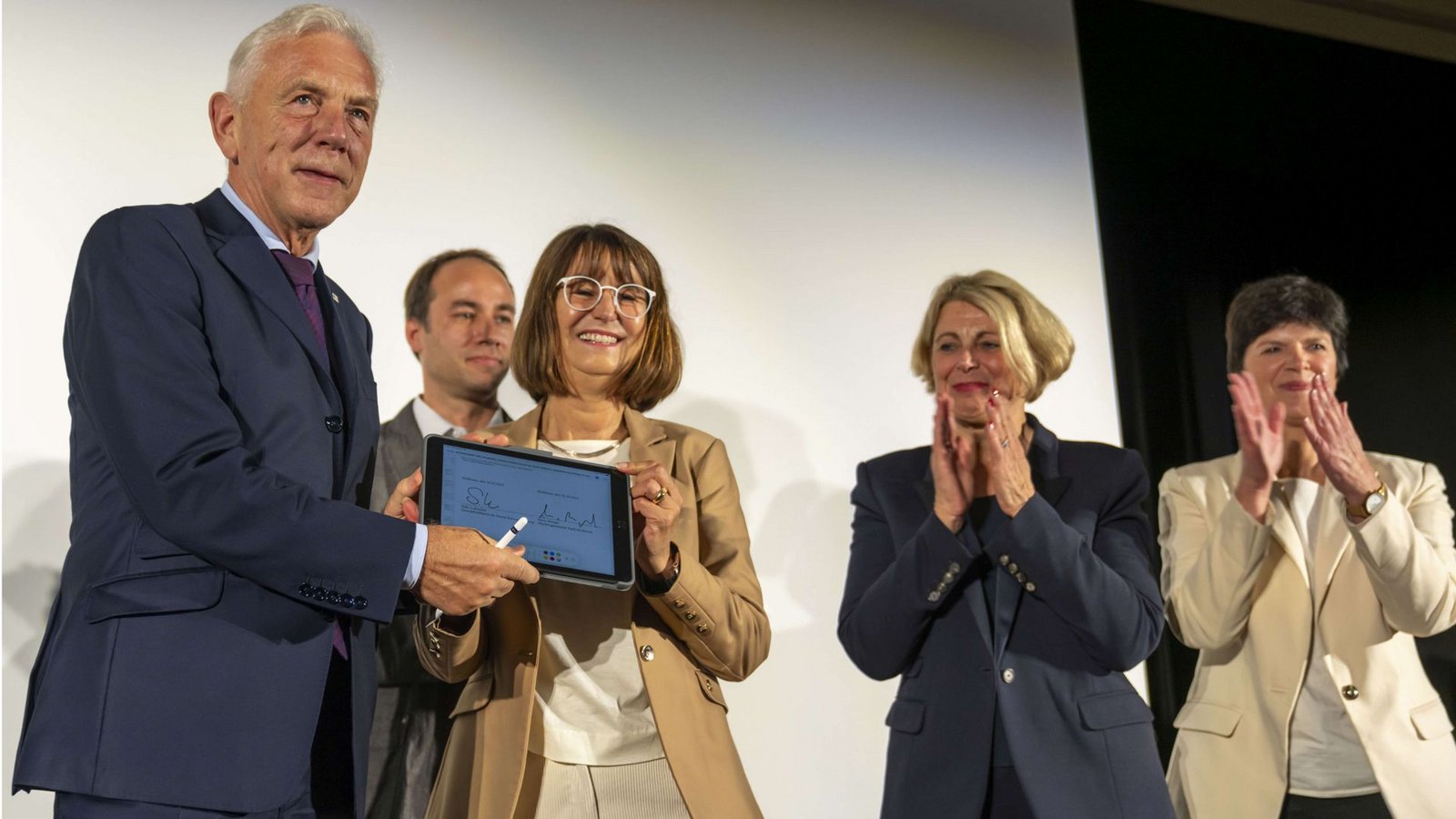 Oberbürgermeister Harry Mergel (links) stellt die digitale Bildungsoffensive vor.Foto: Stadt Heilbronn/Jürgen Häffner