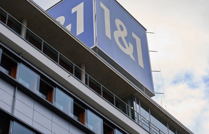Das 1&1-Firmenlogo auf dem Dach der Firmenzentrale in Montabaur.<span class='image-autor'>Foto: Thomas Frey/dpa</span>