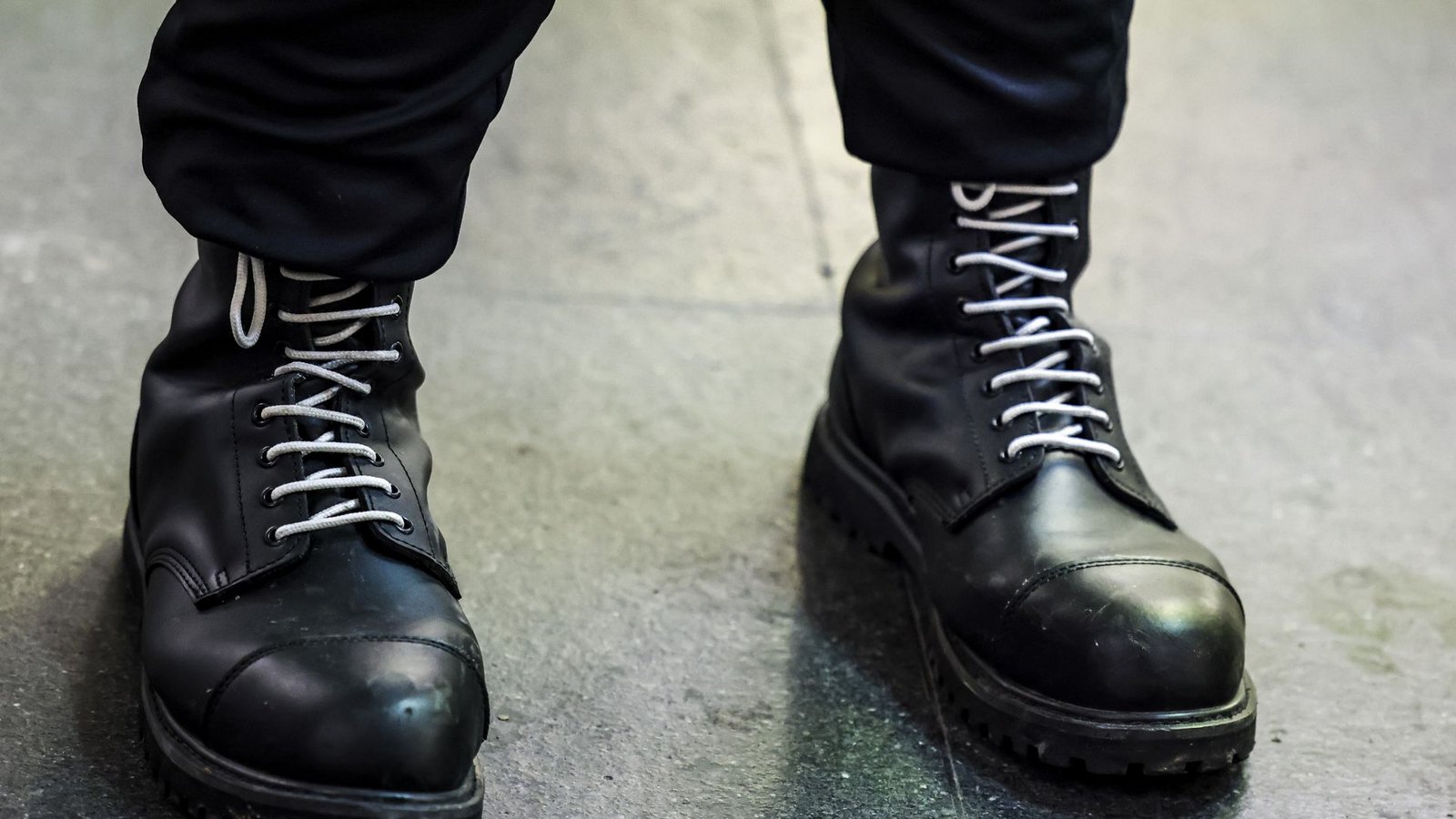 Der Kleidungsstil der Neonazi-Szene hat sich verändert – und doch sind die Springerstiefel wieder zurück.Foto: Christoph Reichwein Der Kleidungsstil der Neonazi-Szene hat sich verändert – und doch sind die Springerstiefel wieder zurück.Foto: Christoph Reichwein