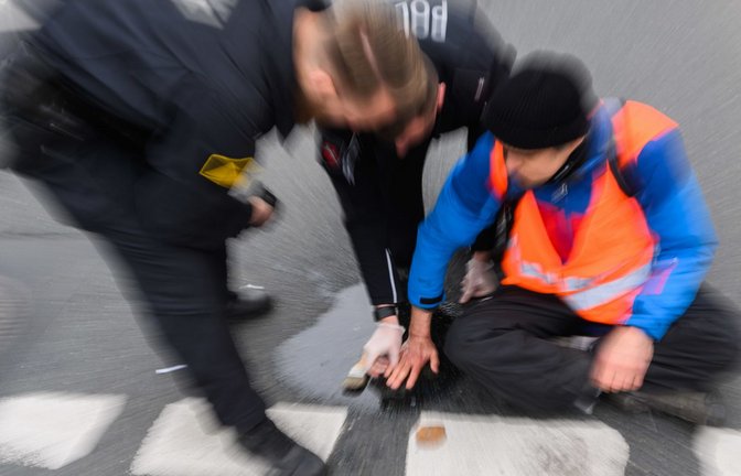 Offiziell hat es sich bei der Letzten Generation ausgeklebt.<span class='image-autor'>Foto: dpa/Julian Stratenschulte</span>