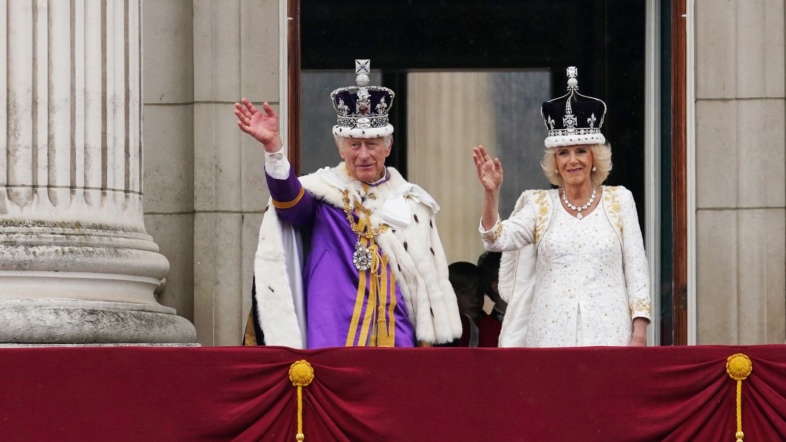 König Charles III. und Königin Camilla  nach der Krönungszeremonie auf dem Balkon des Buckingham Palastes.Foto: Owen Humphreys/PA Wire/dpa
