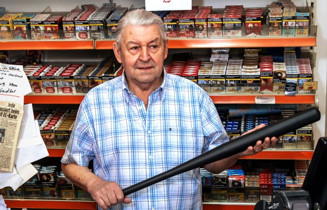 Konstantin Maier, 77, hat unter seinem Kassentisch einen Baseballschläger deponiert – zur Selbstverteidigung.<span class='image-autor'>Foto: Sabina Paries/photocouture</span>