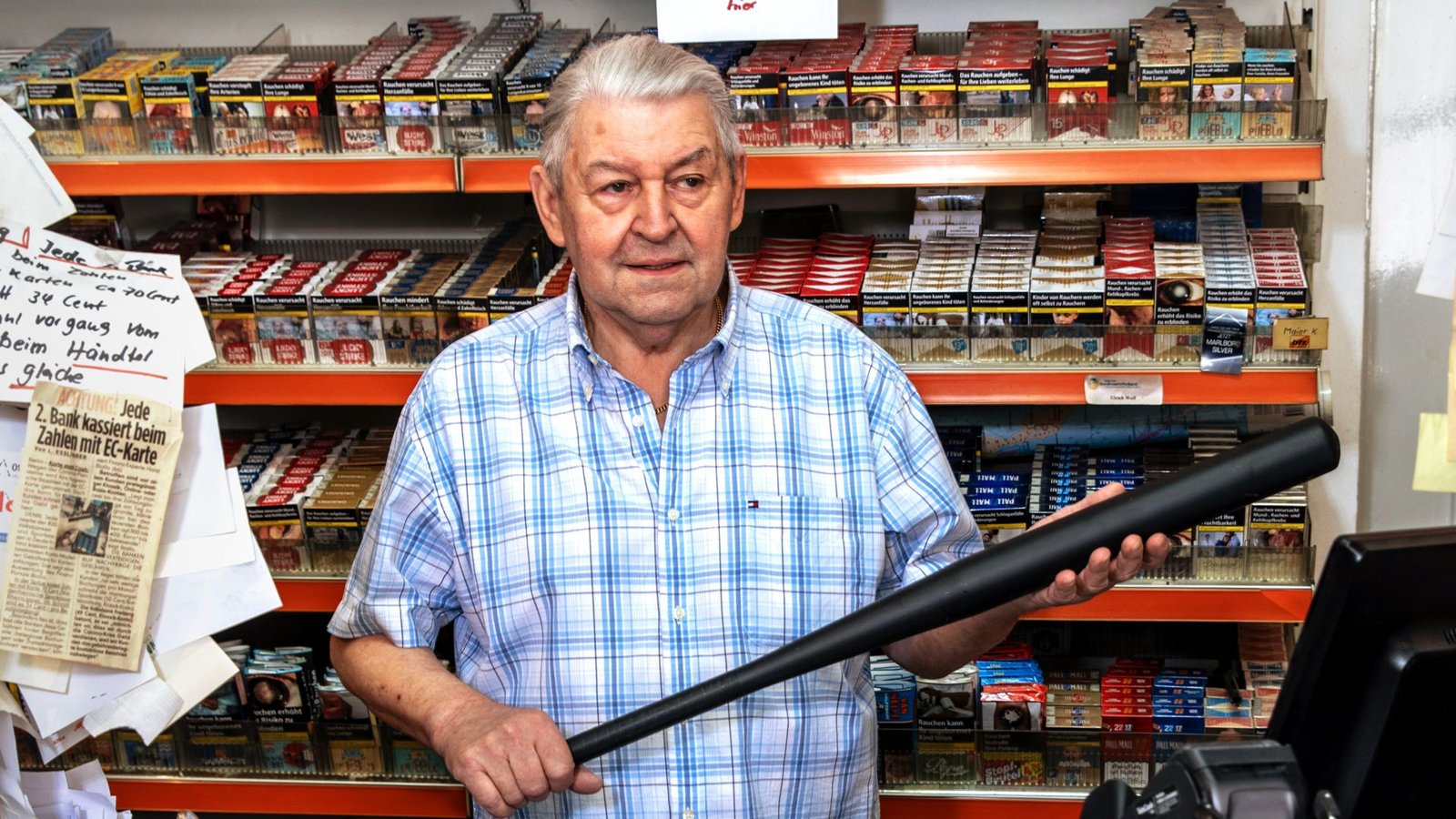 Konstantin Maier, 77, hat unter seinem Kassentisch einen Baseballschläger deponiert – zur Selbstverteidigung.Foto: Sabina Paries/photocouture Konstantin Maier, 77, hat unter seinem Kassentisch einen Baseballschläger deponiert – zur Selbstverteidigung.Foto: Sabina Paries/photocouture