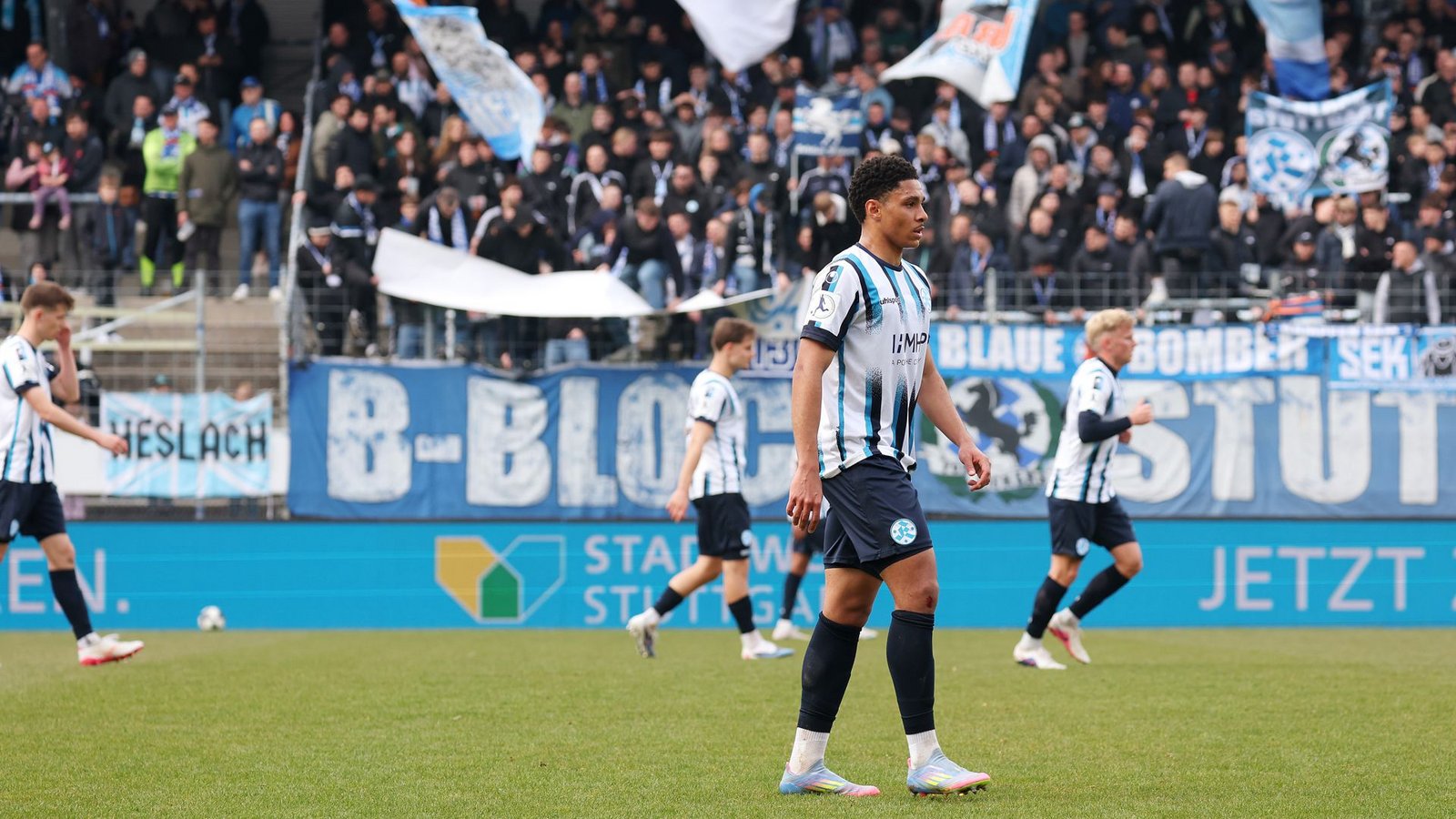 Enttäuschte Kickers-Spieler nach der ersten Niederlage 2026.Foto: Baumann/Alexander Keppler Enttäuschte Kickers-Spieler nach der ersten Niederlage 2026.Foto: Baumann/Alexander Keppler