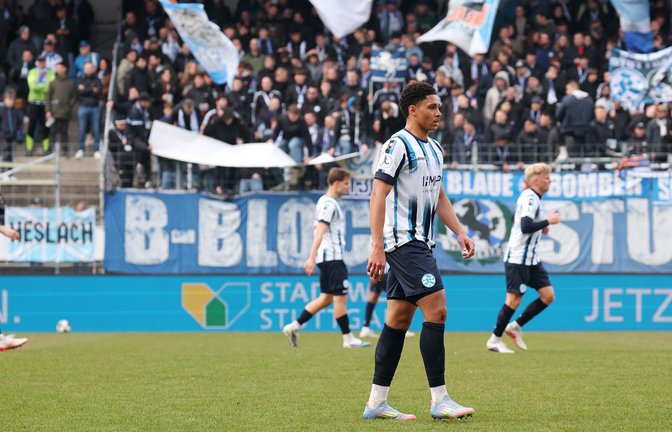 Enttäuschte Kickers-Spieler nach der ersten Niederlage 2026.<span class='image-autor'>Foto: Baumann/Alexander Keppler</span>