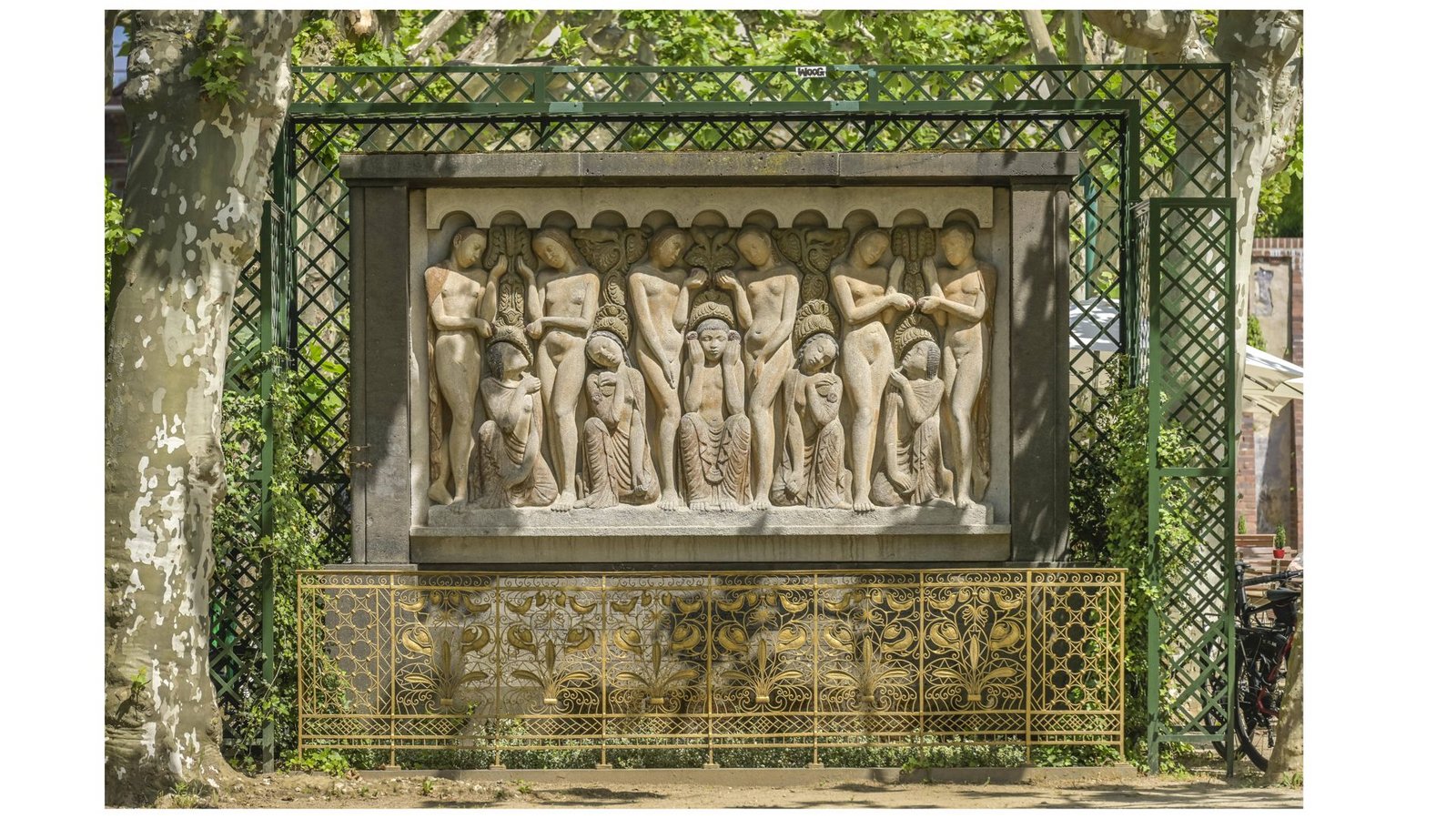 Vor Bremen und Worpswede arbeitete Hoetger in Darmstadt: Relief von Bernhard Hoetger im  Platanenhain auf der  Mathildenhöhe in  Darmstadt.Foto: IMAGO/Schöning