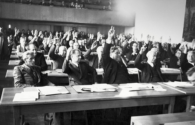 Klassenzimmer der Nation: Der Parlamentarische Rat, der 1948/49 das Grundgesetz verfasst hat, tagte in der Bonner Pädagogischen Akademie. Zu den führenden Köpfen zählten die Württemberger Carlo Schmid (Dritter von links in der vorderen Reihe) und Theodor Heuss (rechts daneben), der spätere Bundespräsident.<span class='image-autor'>Foto: ullstein bild/dpa</span>
