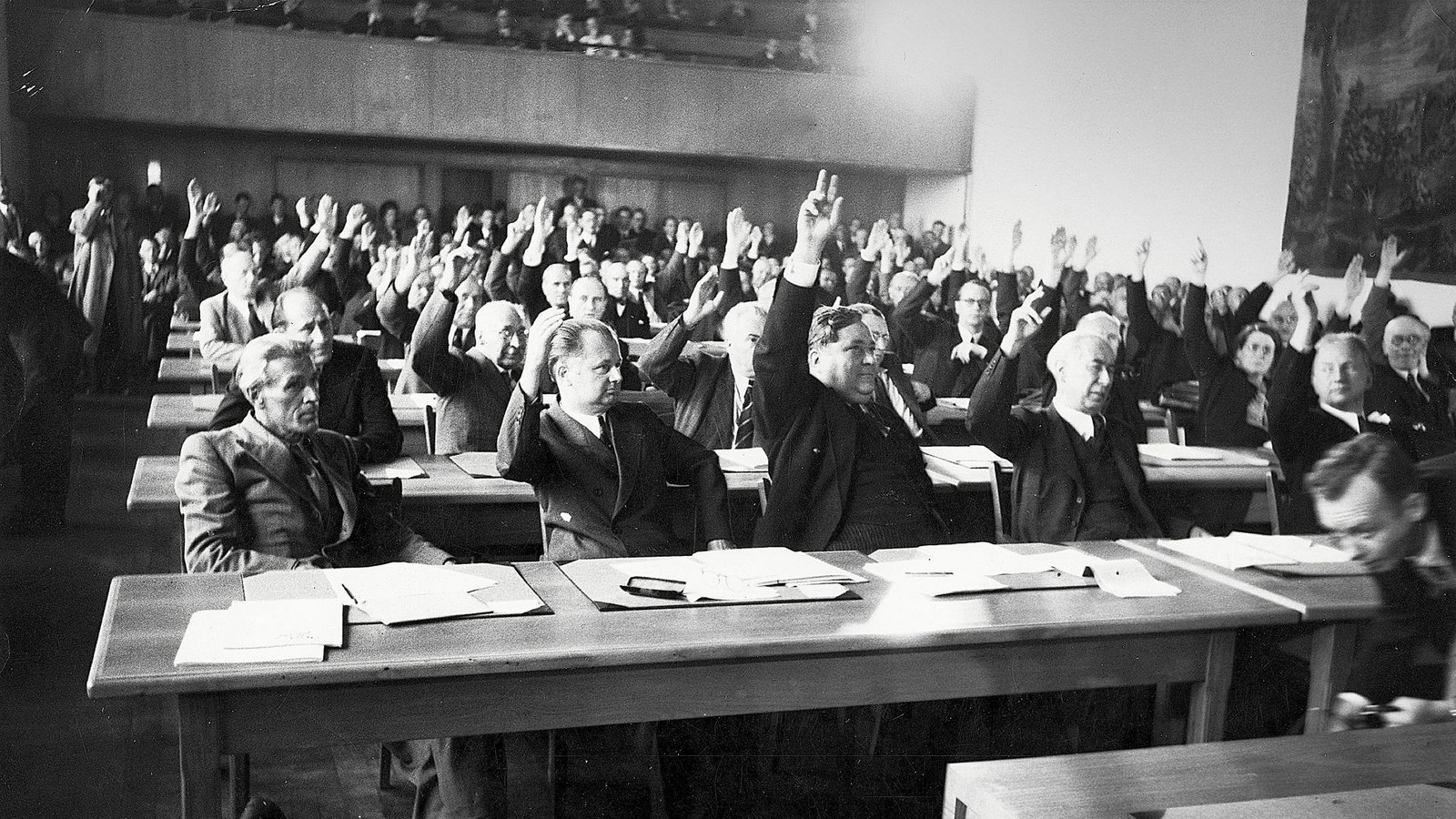 Klassenzimmer der Nation: Der Parlamentarische Rat, der 1948/49 das Grundgesetz verfasst hat, tagte in der Bonner Pädagogischen Akademie. Zu den führenden Köpfen zählten die Württemberger Carlo Schmid (Dritter von links in der vorderen Reihe) und Theodor Heuss (rechts daneben), der spätere Bundespräsident.Foto: ullstein bild/dpa
