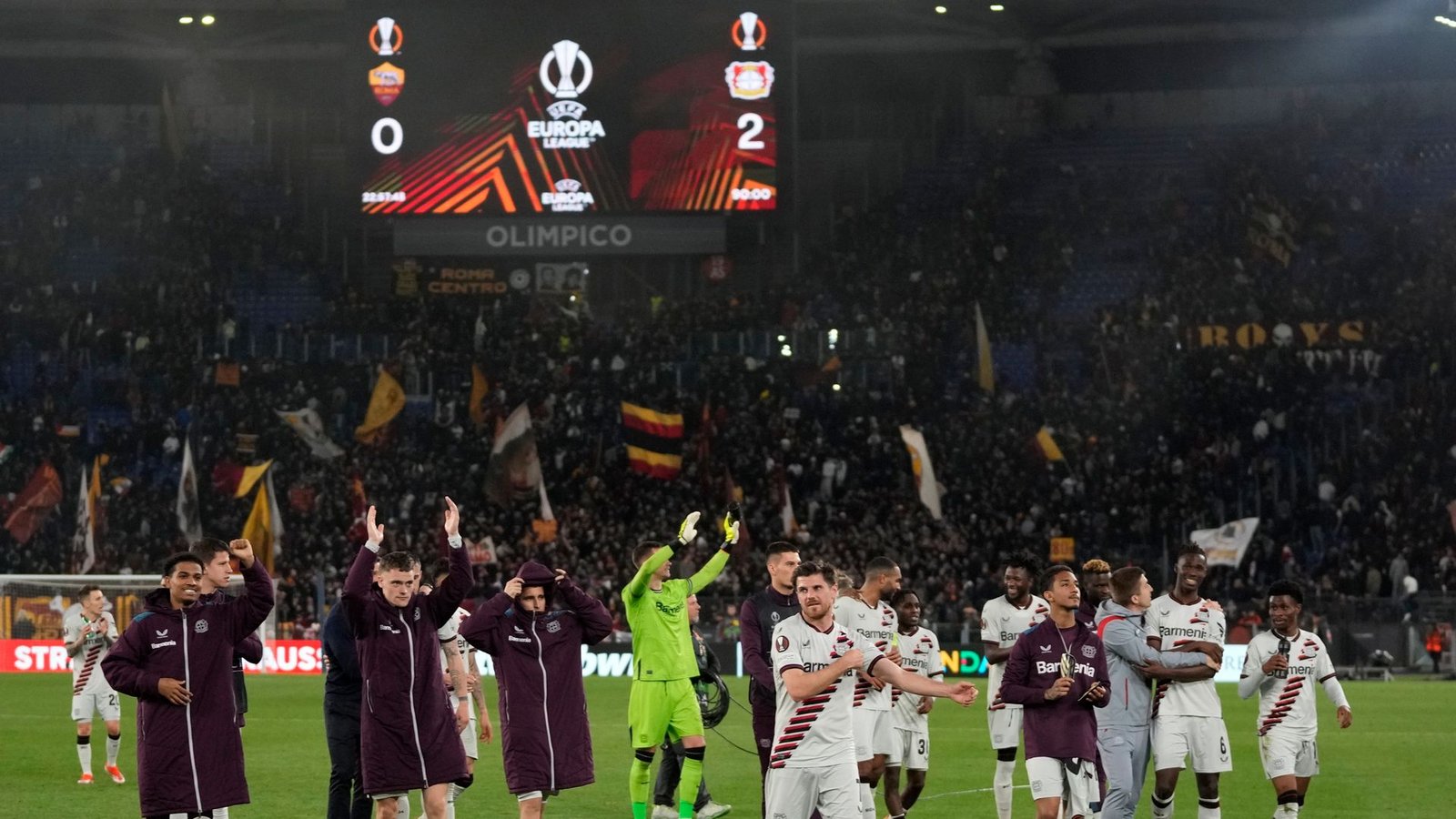 Entschieden ist noch nichts, trotzdem dürfen die Leverkusen-Spieler nach Abpfiff mit den Fans feiern.Foto: Andrew Medichini/AP