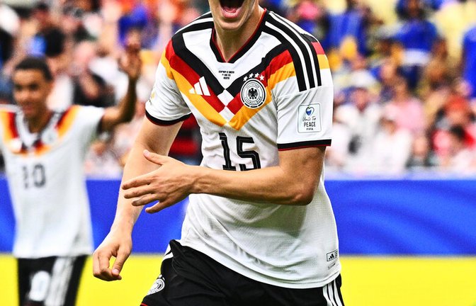 Flanke, Kopfball – Nico Schlotterbeck dreht ab zum Jubel über seinen<span class='image-autor'>Foto: dpa/Tom Weller</span>