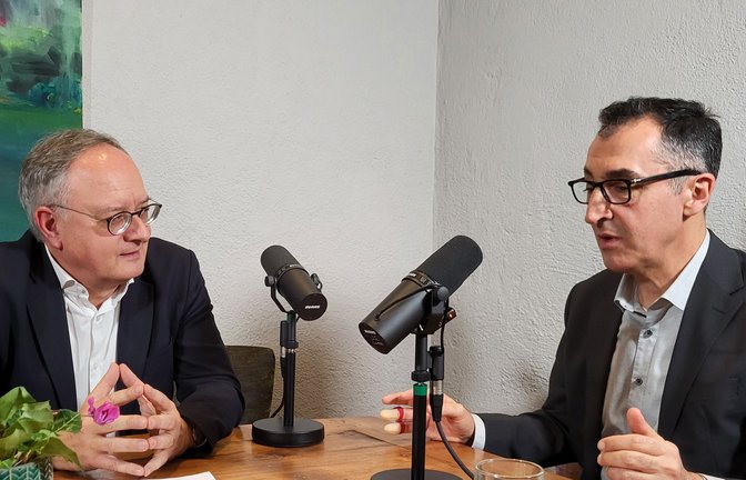 Andreas Stoch und Cem Özdemir bei der Podcast-Aufnahme im Café Forum in Stuttgart.<span class='image-autor'>Foto: STZN/Annika Grah</span>