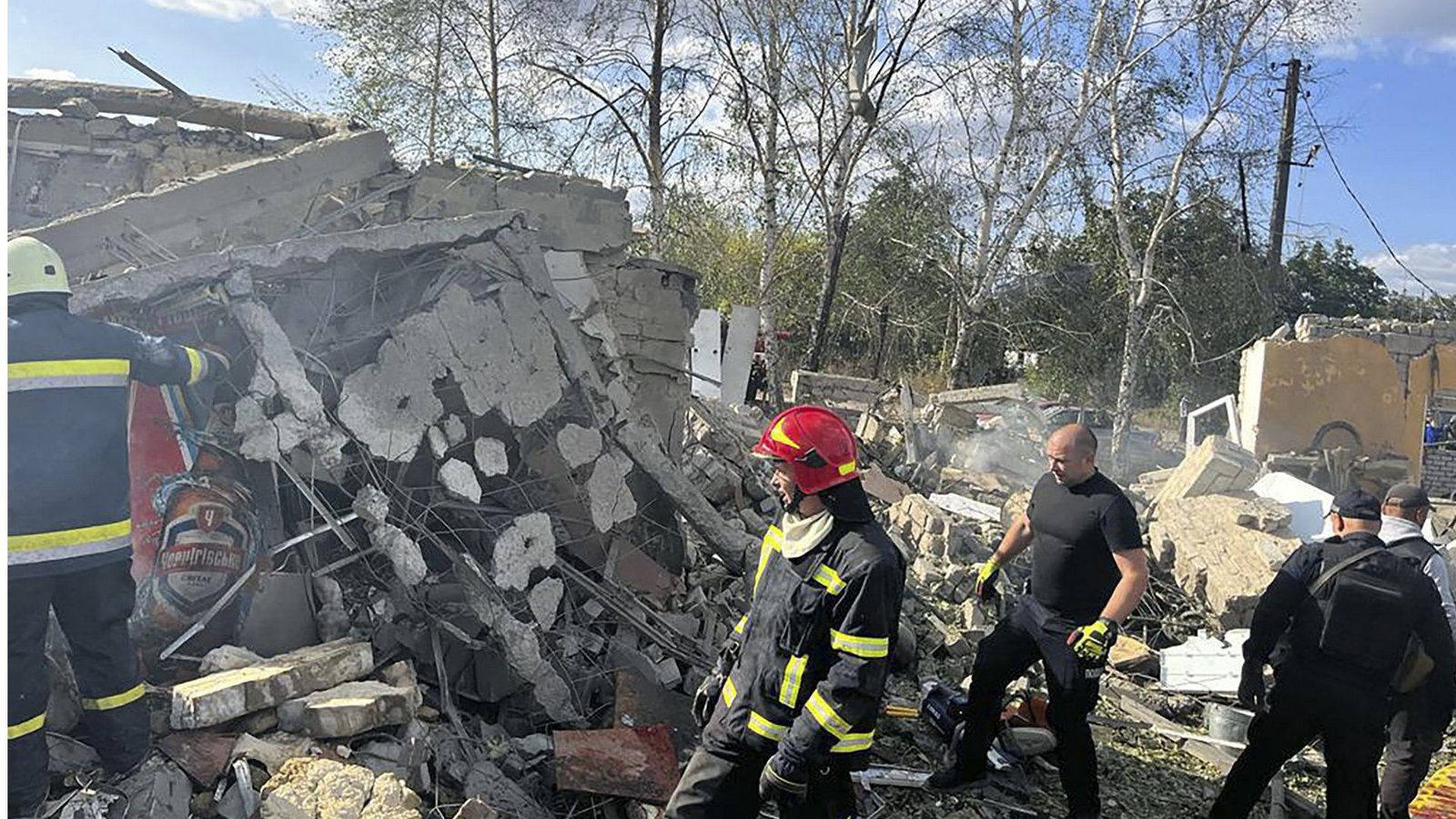 Suche nach Überlebenden nach einem russischen Raketenangriff.Foto: dpa/Uncredited Suche nach Überlebenden nach einem russischen Raketenangriff.Foto: dpa/Uncredited