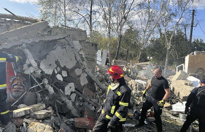 Suche nach Überlebenden nach einem russischen Raketenangriff.<span class='image-autor'>Foto: dpa/Uncredited</span>