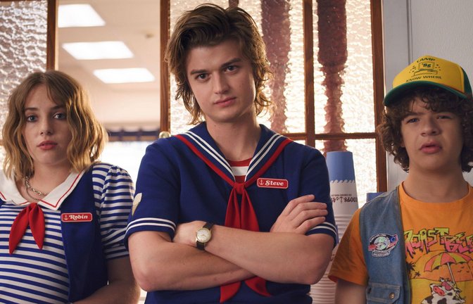 Joe Keery (Mitte) mit Maya Hawke und Gaten Matarazzo in „Stranger Things“<span class='image-autor'>Foto: Netflix/Everett Collection</span>