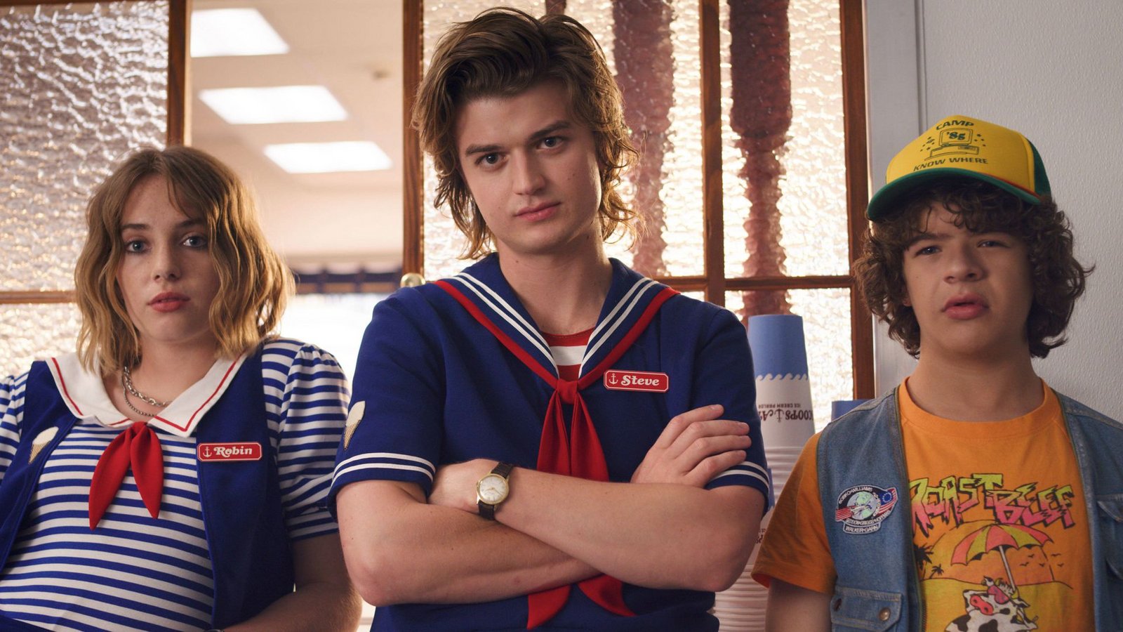 Joe Keery (Mitte) mit Maya Hawke und Gaten Matarazzo in „Stranger Things“Foto: Netflix/Everett Collection Joe Keery (Mitte) mit Maya Hawke und Gaten Matarazzo in „Stranger Things“Foto: Netflix/Everett Collection