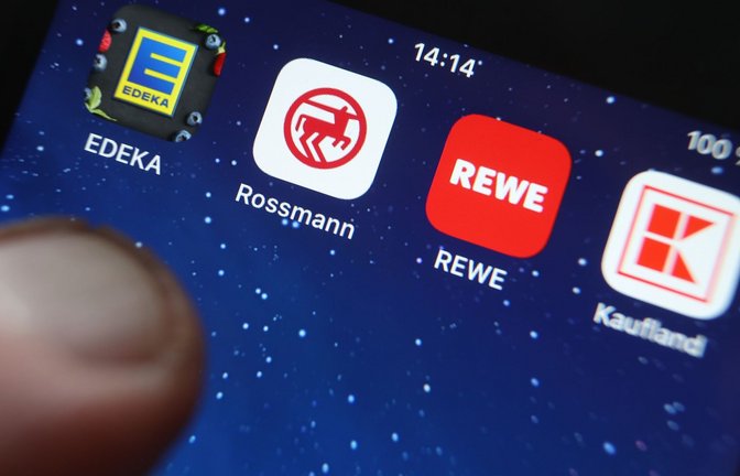 Icons der Apps von den Handelsketten wie Edeka, Rossmann und REWE auf dem Display eines iPhones.<span class='image-autor'>Foto: Karl-Josef Hildenbrand/dpa</span>