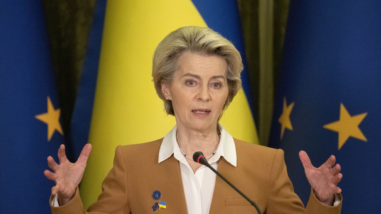 Ursula von der Leyen hat am Donnerstag ein weiteres Sanktionspaket gegen Russland angekündigt.Foto: dpa/Efrem Lukatsky