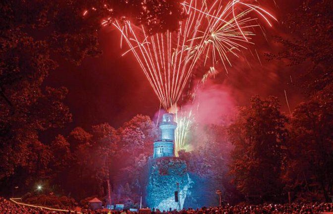 An der Emichsburg wird am Samstagabend das Musikfeuerwerk gezündet.  Foto: p